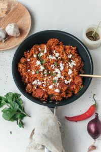 Eenpansgerecht met tomatenrijst en chorizo