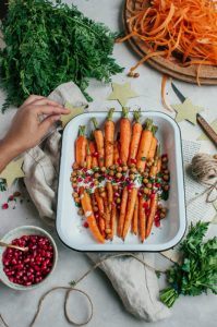 Christmas is coming: Zoete wortels met tahini en krokante kikkererwten