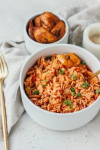 Nigeriaanse Jollof rijst met bakbanaan