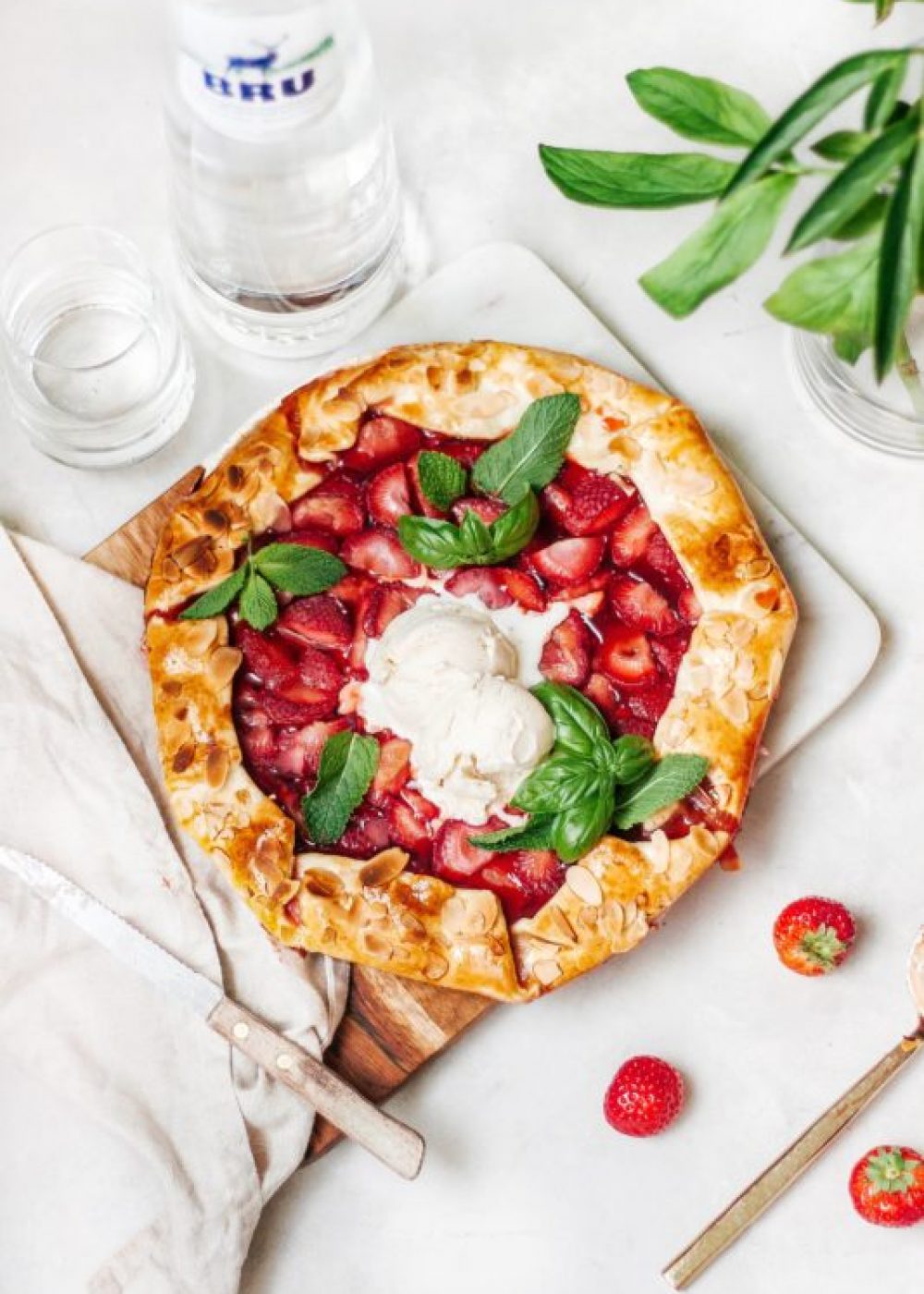 Aardbeiengalette met verse kruiden