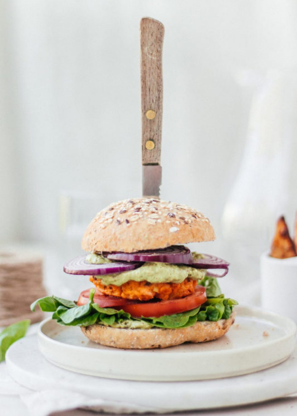 Zalm-zoete aardappelburger met rozemarijnpatatjes