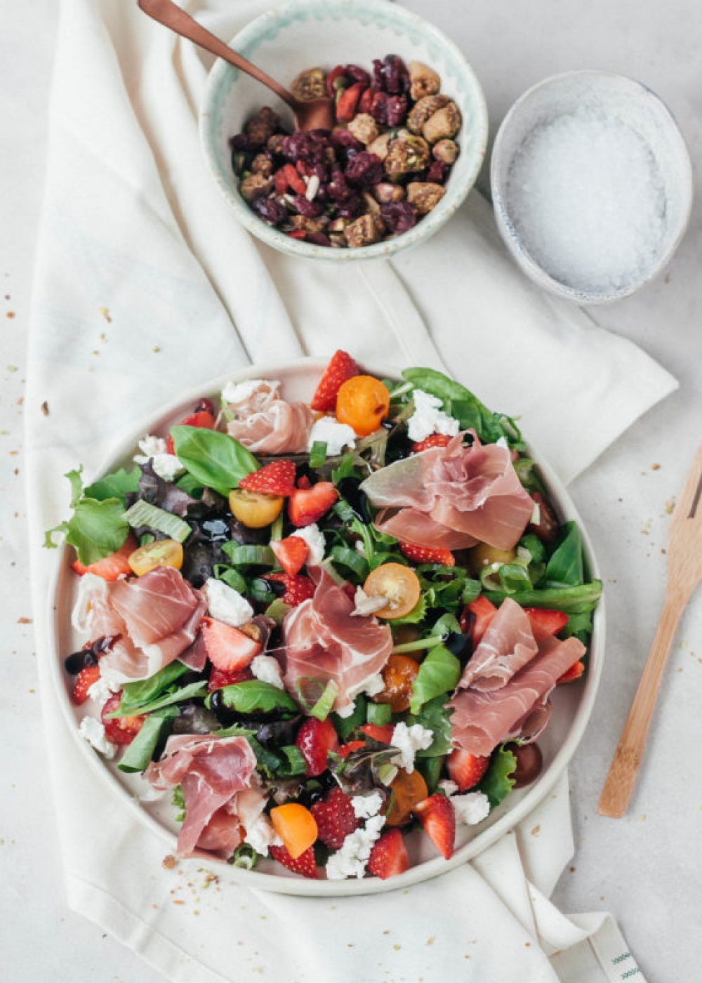 Salade met aardbeien, geitenkaas en Gandaham