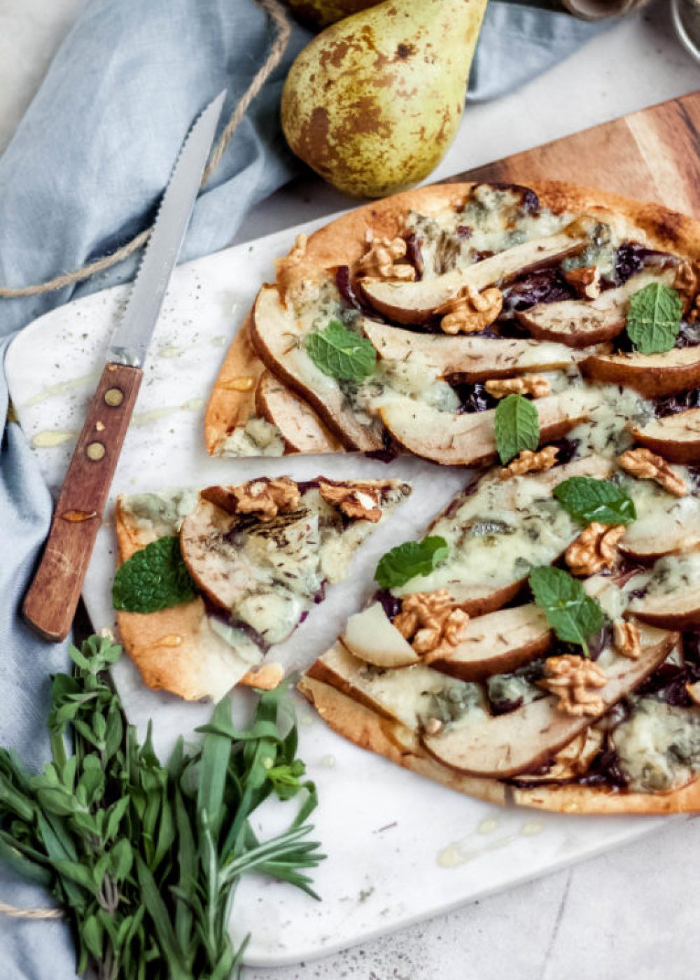 Blokfood: Pizza met gorgonzola, peer en rode ui