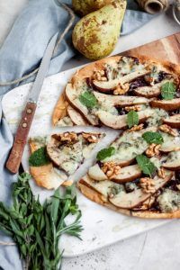 Blokfood: Pizza met gorgonzola, peer en rode ui
