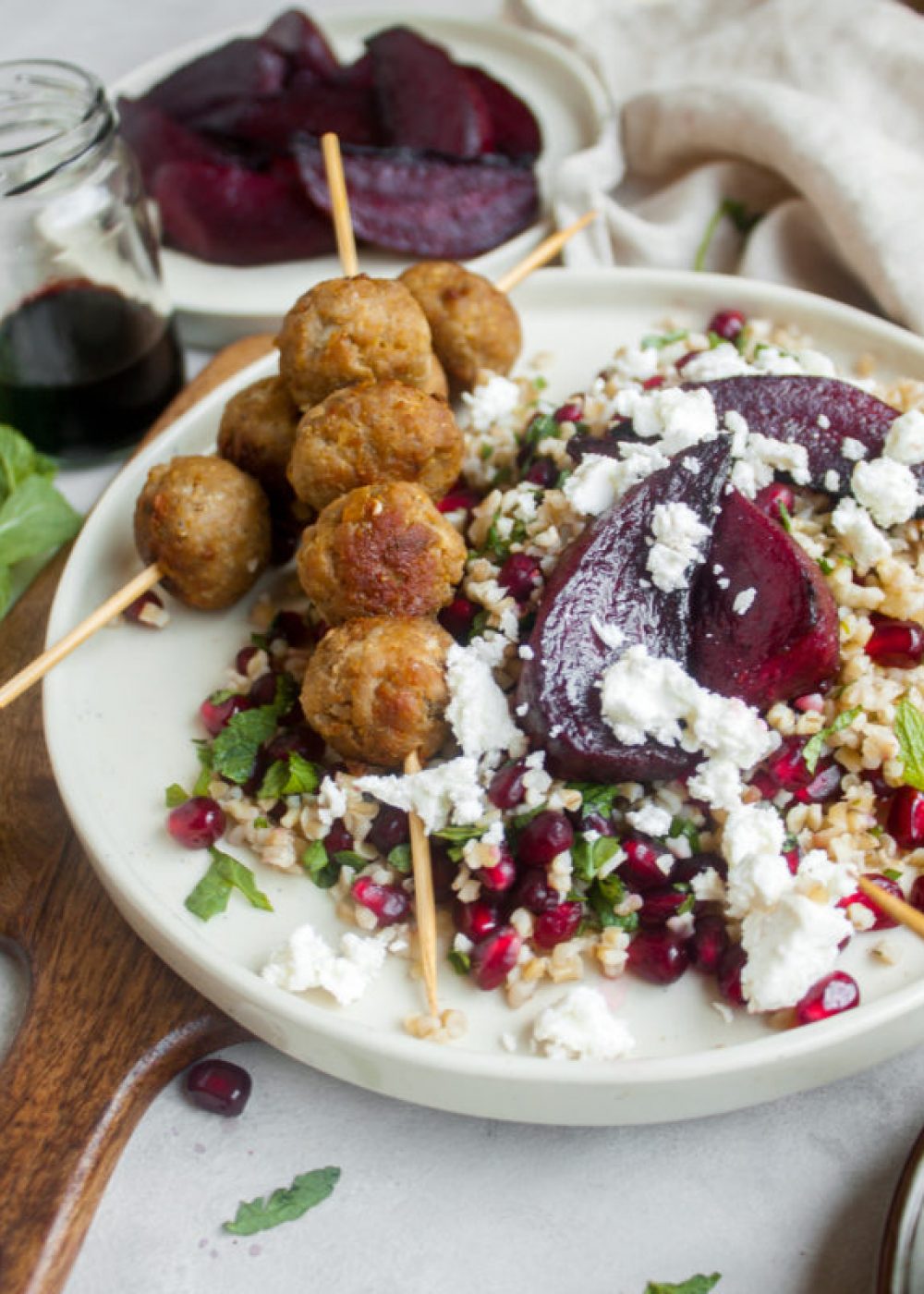 Bulgursalade met zoete rode biet, feta en lamsgehaktspiesjes