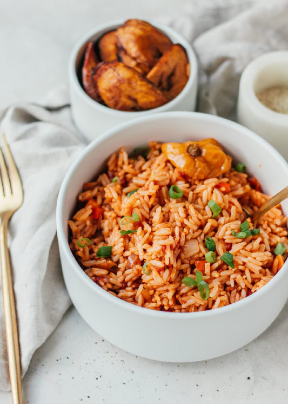 Nigeriaanse Jollof rijst met bakbanaan