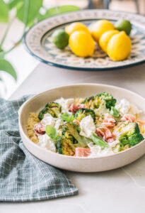 Lees meer over het artikel Gegrilde broccoli met Italiaanse ham en burrata