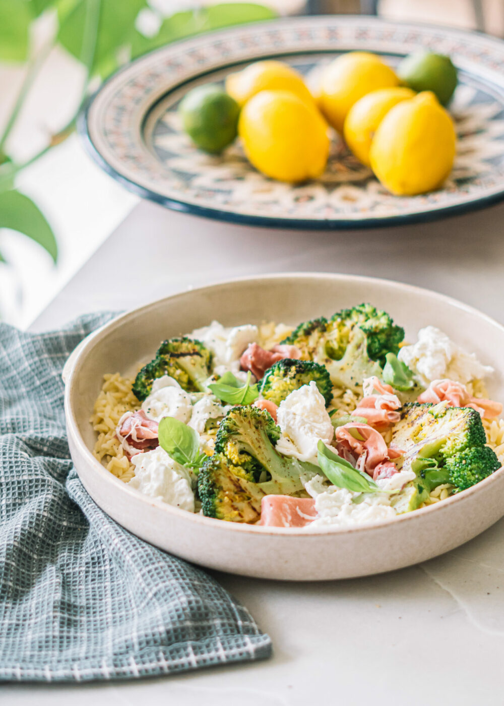 Gegrilde broccoli met Italiaanse ham en burrata