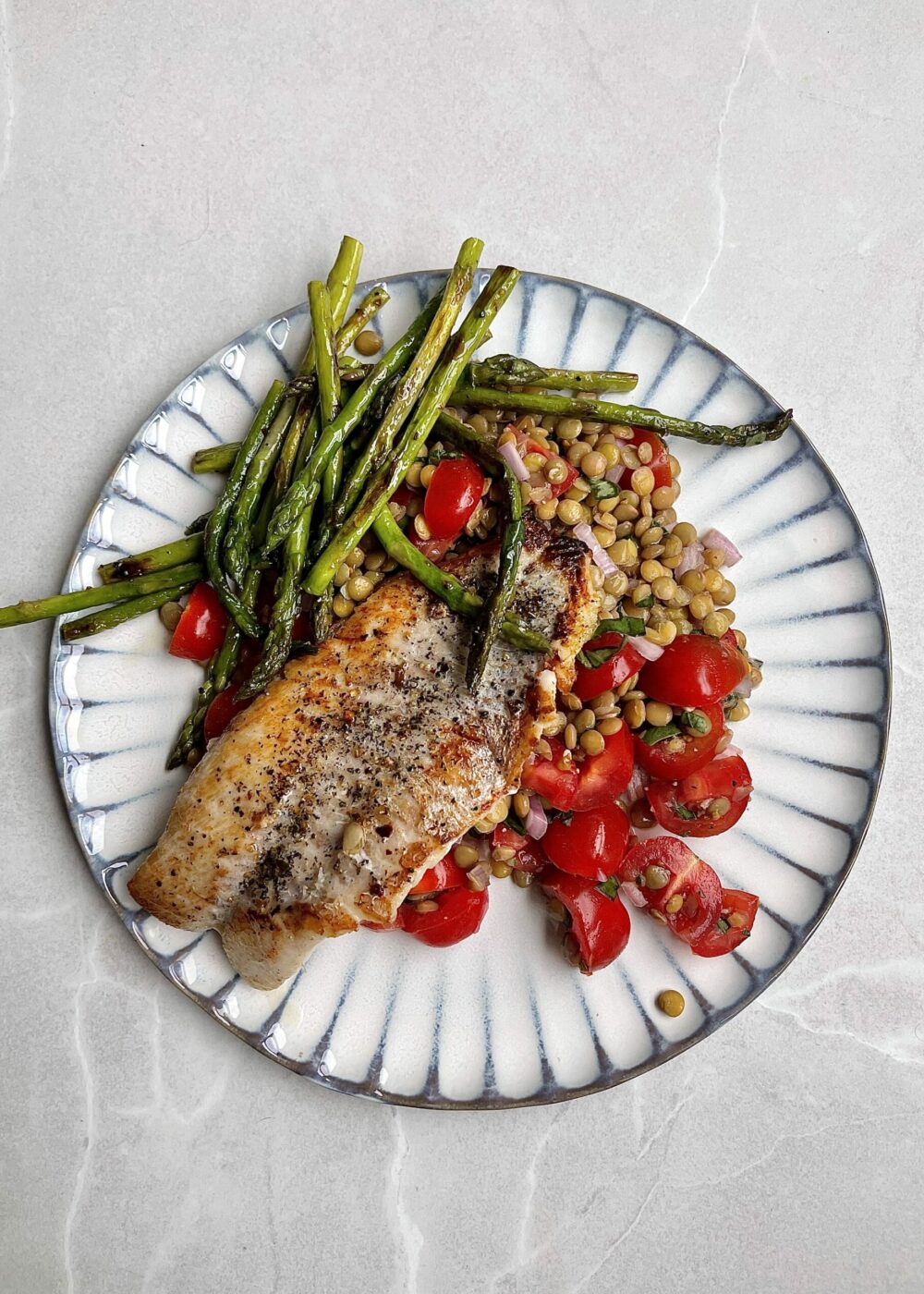 Roodbaarsfilet met tomaten-linzensalade en groene asperges