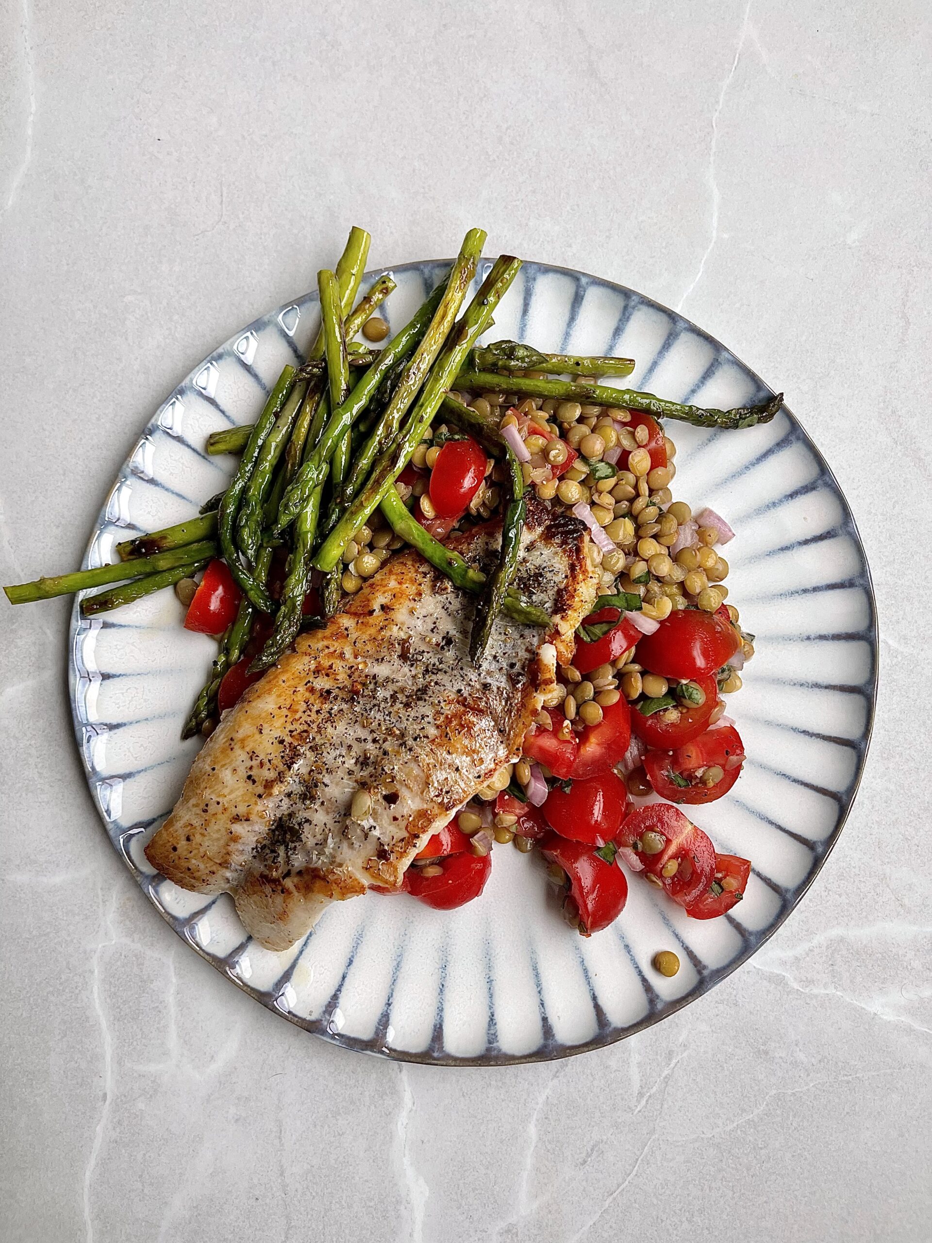 Je bekijkt nu Roodbaarsfilet met tomaten-linzensalade en groene asperges
